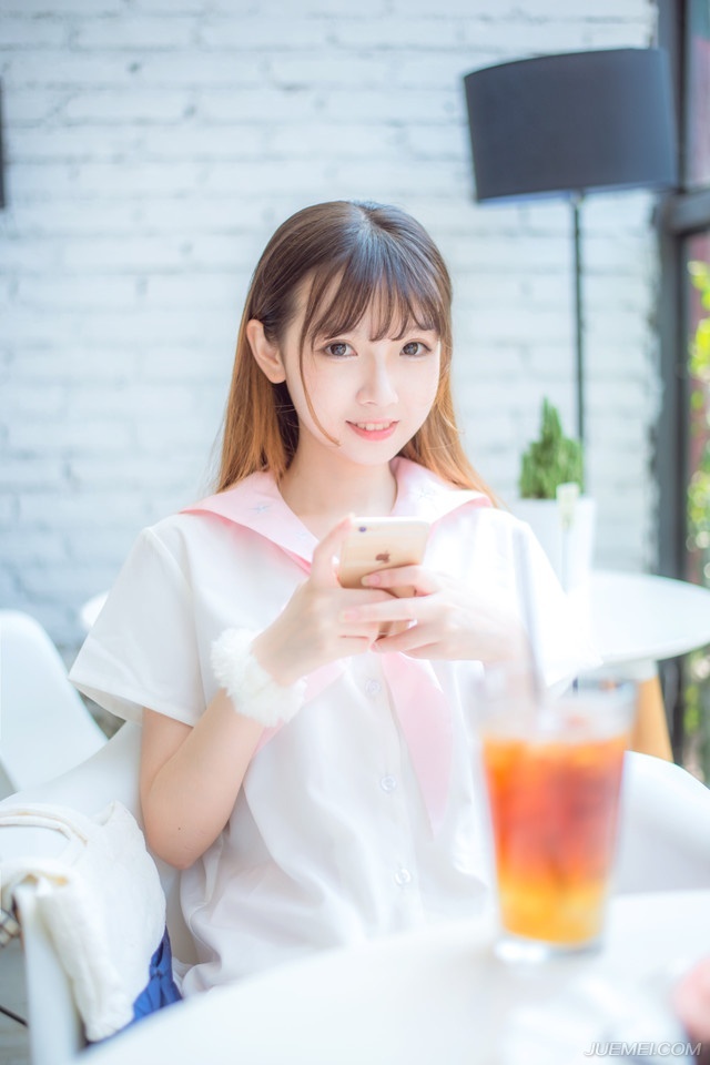 守一颗心，别像守一只猫。它冷了，来偎依你;它饿了，来叫你;它痒了，来摩你;它厌了，便偷偷地走掉。守一颗心，多么希望像守一只狗，不是你守它，而是它守你!